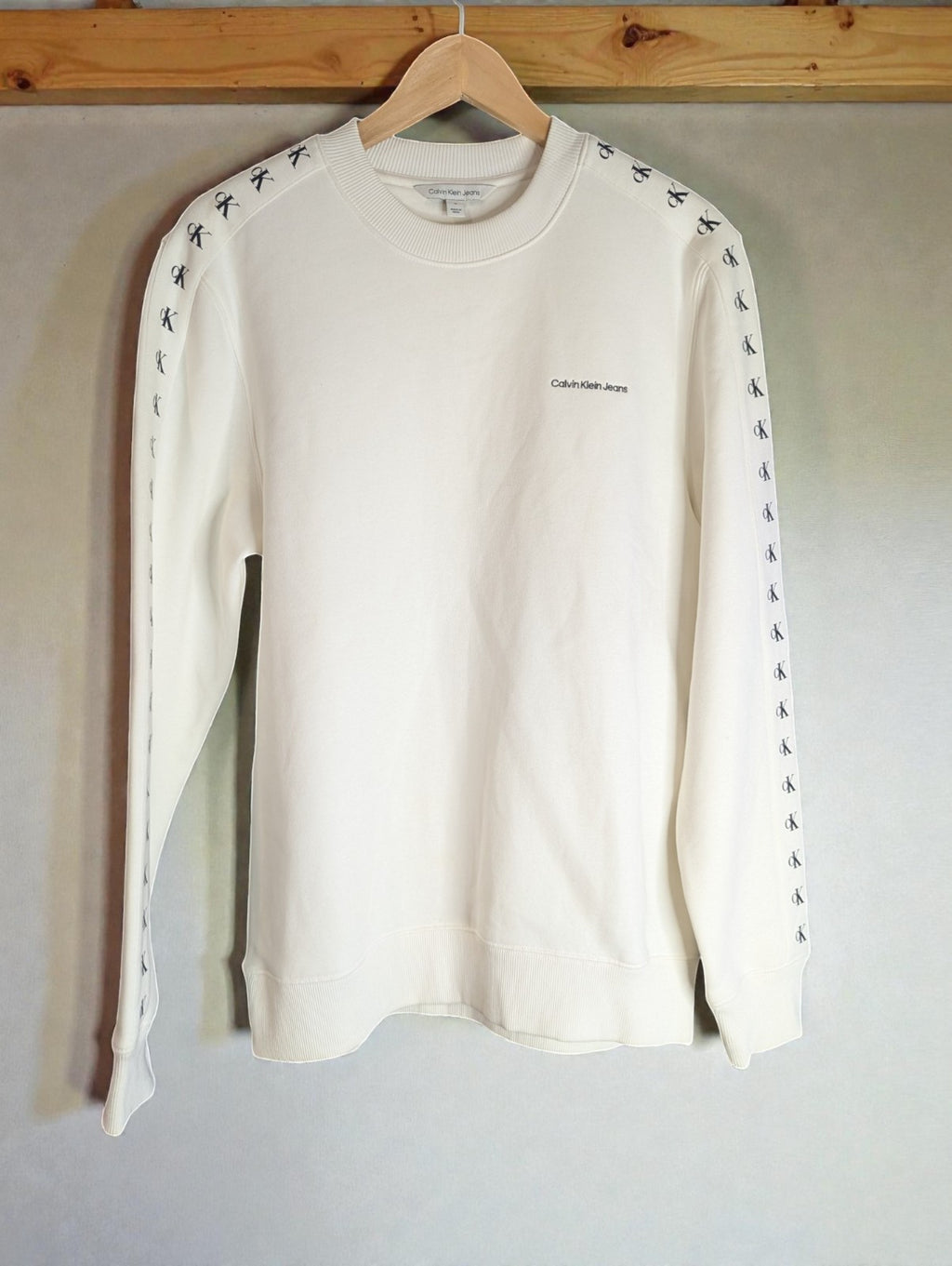 White Calvin Klein Jeans Crewneck Sweatshirt Logo Tape Design, Size M