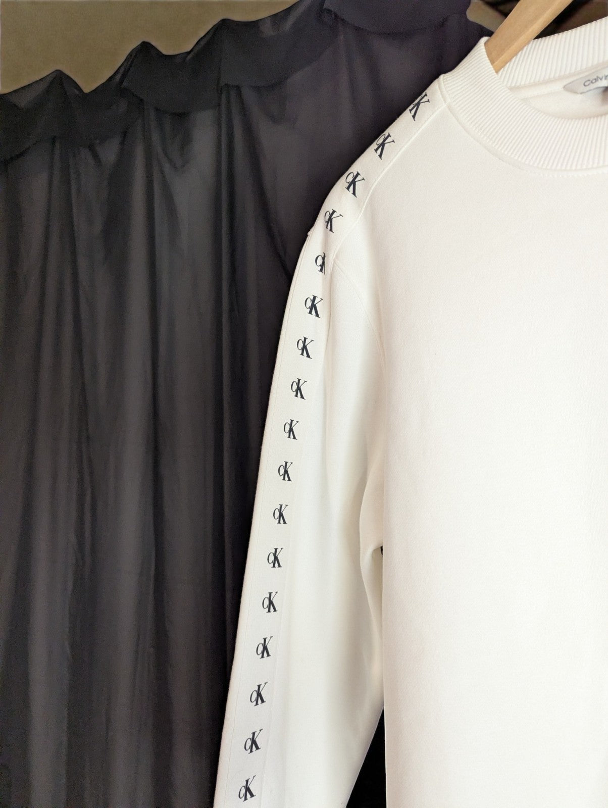 White Calvin Klein Jeans Crewneck Sweatshirt Logo Tape Design, Size M