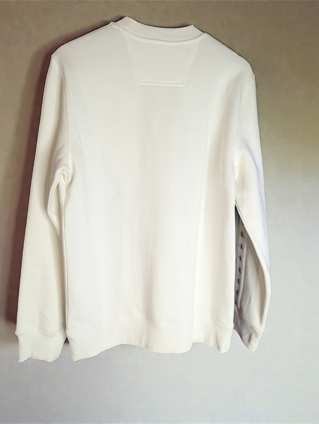 White Calvin Klein Jeans Crewneck Sweatshirt Logo Tape Design, Size M