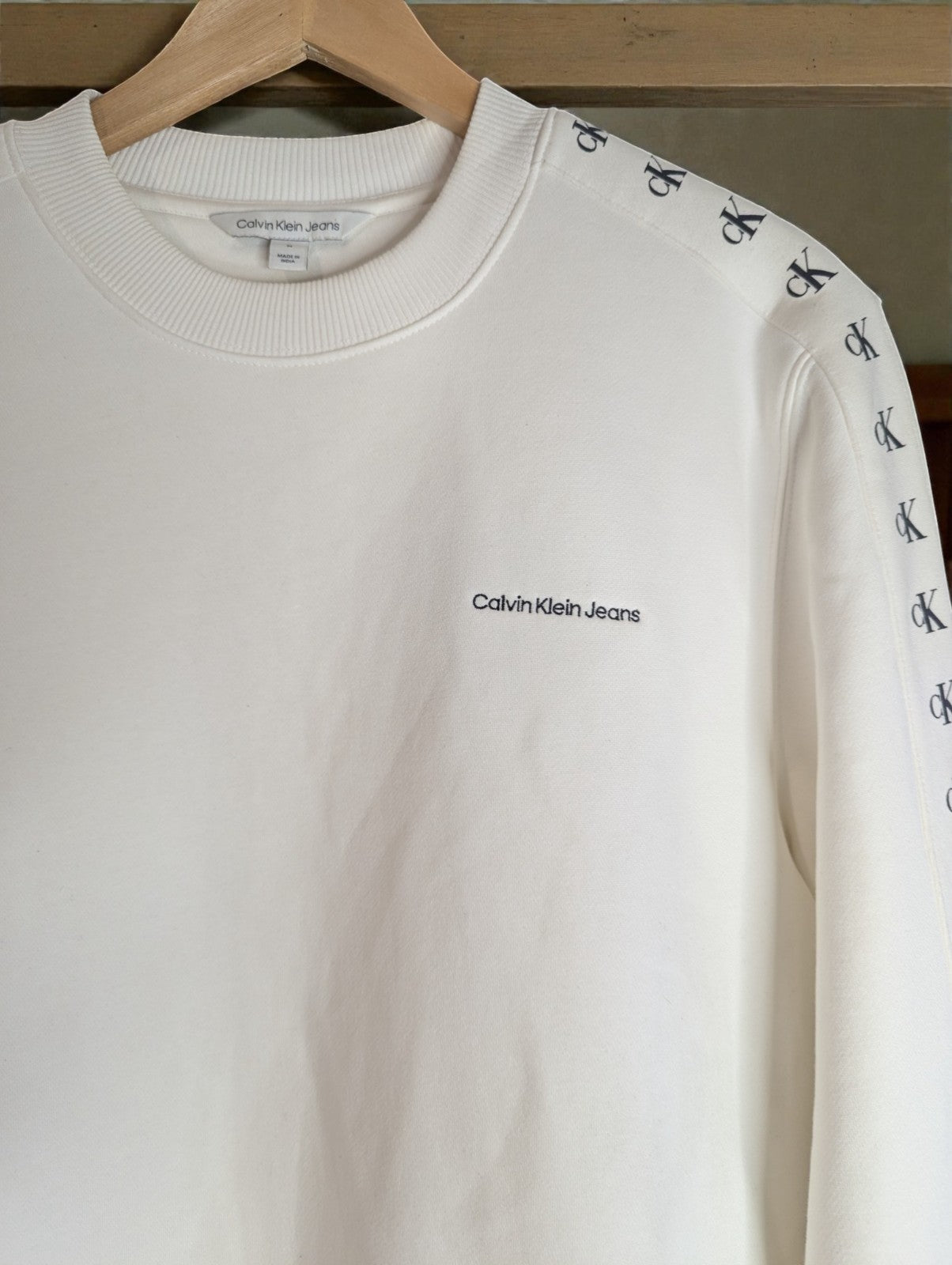 White Calvin Klein Jeans Crewneck Sweatshirt Logo Tape Design, Size M