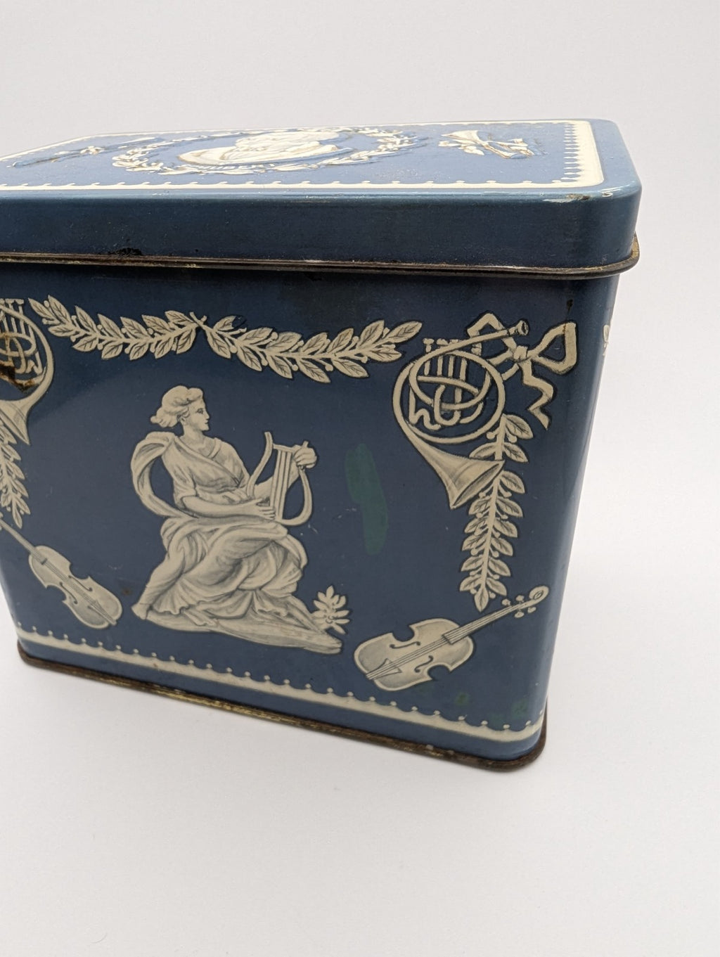 Vintage Huntley & Palmers Biscuit Tin, Wedgewood Style, 5"x3"x4"
